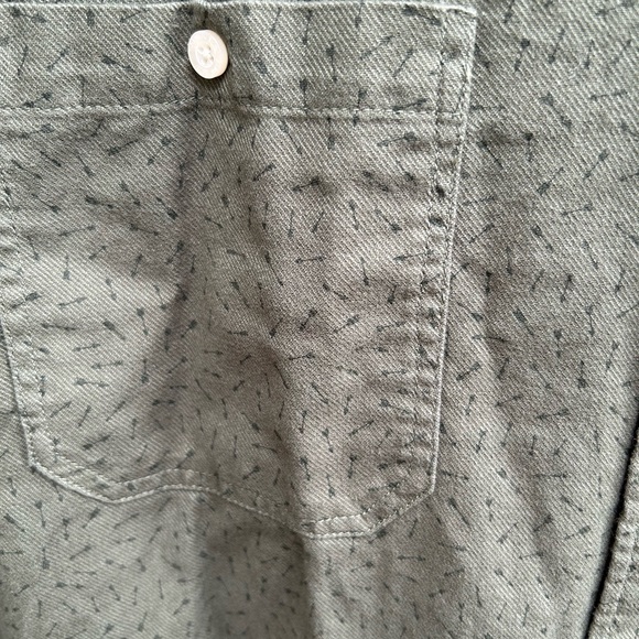 Cape Juby Men’s Long Sleeve Button Down Shirt with Arrow Theme. Olive Green XL - Picture 5 of 5